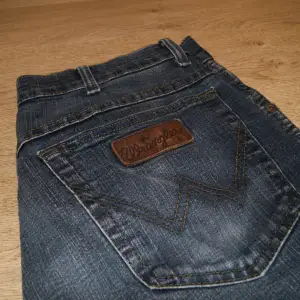 Mörkblå Wrangler Jeans (regular fit). De är i  väldigt bra skick. Det är en gammal men väldigt känd model av Wrangler Jeans. Kvalitén är väldigt bra (80+ % är bommul õ en del elasten). Storleken är 32/30. Vid fler frågor o funderingar kontakta oss👼🏻!