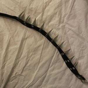 Choker - Choker med stora taggar, osäker på storlek