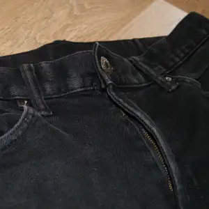 Jeans (slim fit) i färgen svart, de är i väldigt bra skick. Storleken är 32/32 õ modellet är unik õ har slutat tillverkas. Jeansen har fina detaljer och är tillverkade med bra och hög kvalité tyg. Nypris är 600kr och våran pris är 199kr. Passa på👼🏻