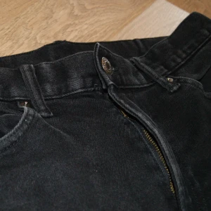 Jeans - slim fit - Jeans (slim fit) i färgen svart, de är i väldigt bra skick. Storleken är 32/32 õ modellet är unik õ har slutat tillverkas. Jeansen har fina detaljer och är tillverkade med bra och hög kvalité tyg. Nypris är 600kr och våran pris är 199kr. Passa på👼🏻
