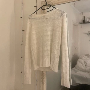 stickad tröja - Stickad vit tröja i storlek S. Perfekt skick, strechig. Skriv om ni har fler frågor!:)