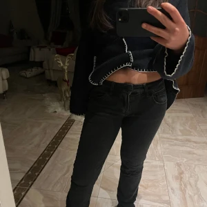 Low Rise jeans  - Skitsnygga low rise jeans från stradivarius!!! Är i väldigt bra skick och det finns inga defekter!! Storlek 38, men passar för mig som har 36/34💓💓