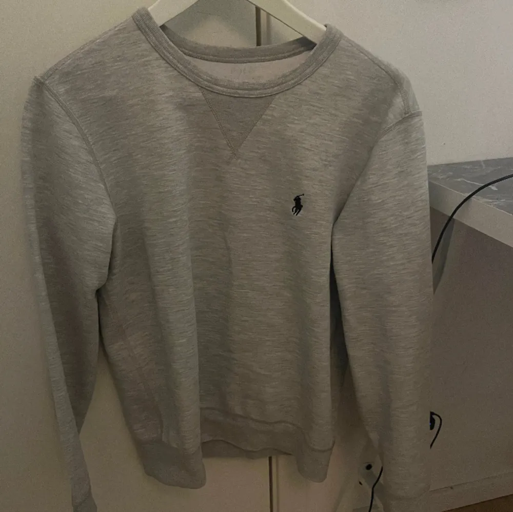 Grå Ralph lauren sweatshirt. Lite nopprig annars i bra skick. Storlek Xs.. Tröjor & Koftor.