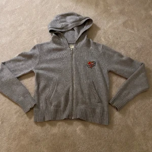 ZADIG VOLTAIRE TRÖJA, salu - Säljer nu min jätte sköna och snygga Zadig & Voltaire tröja 💘köpt för ca 1500 kr, Nyskick!  Är beredd att sälja för lågt pris (!!) strl: 14 - S , jag är ca 168 - 170 cm och den passar perfekt på mig, så som mindre strl 🙌🏻 bara att fråga vid fråga! 💘