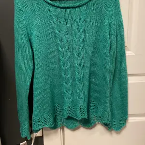 Säljer min gröna virkade tröja som jag knappt använt, men den är köpt second hand. Har någon liten tråd som gått upp men det kan man klippa bort. Säljer för 150kr+ frakt