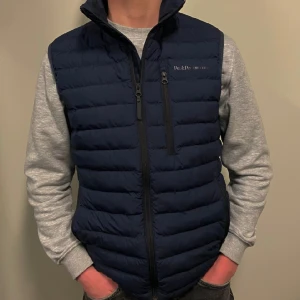 Peak Performance Vest - Peak Performance - Det är en varm väst utan skador, skicket är 10/10 och är knappt använd. Anledningen till varför jag säljer västen är för att jag är sugen på något nytt.