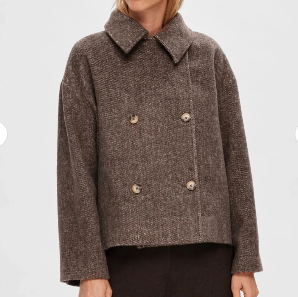 Säljer min nästintill oanvända korta kappa från märket Selected Femme, då den aldrig kommer till användning ! 🤍inköpt hösten förra året. Jackor.