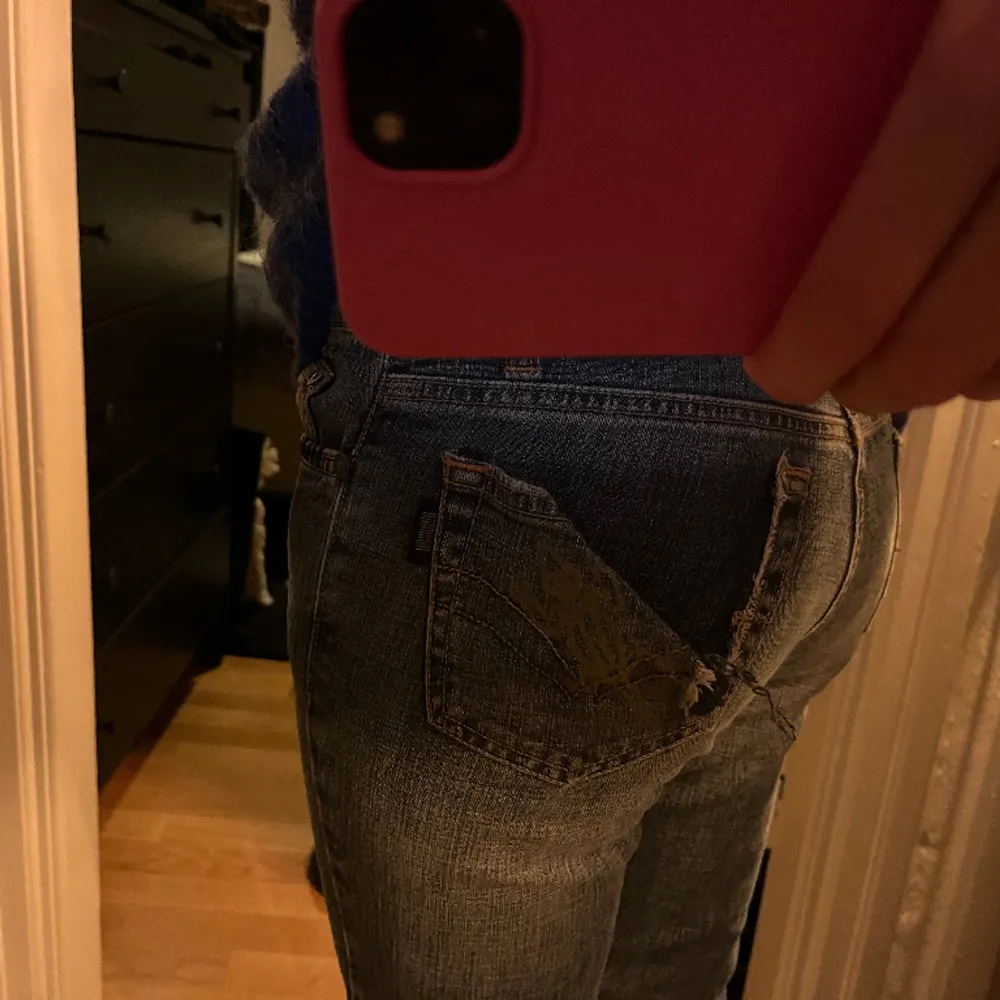 Väldigt fina lågamidjade bootcut jeans! Sitter super bra och är i ett väldigt bra skick förrutom att ens bakfickan gått sönder. Det är lätt att sy tillbaka! . Jeans & Byxor.