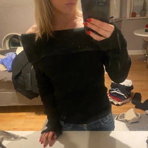 Offsholder tröja  - Fin stickad tröja!! Super skick!!❤️storlek M men passar XS-S! 