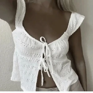 Topp - Vit jättefin topp från gina som inte kommer till användning längre, använd en del men bra skick (lånade bilder)