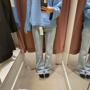 Jeans - Jättefina jeans från Gina i mid waist. Är 175! Storlek 38 men skulle säga att de passar mer som 34/36. 