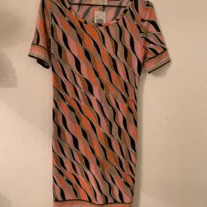 Patterned dress, Michael Kors, wavy pattern in black and peach/pink/white. Slightly above the knee. New, never worn. Labels attached. 
