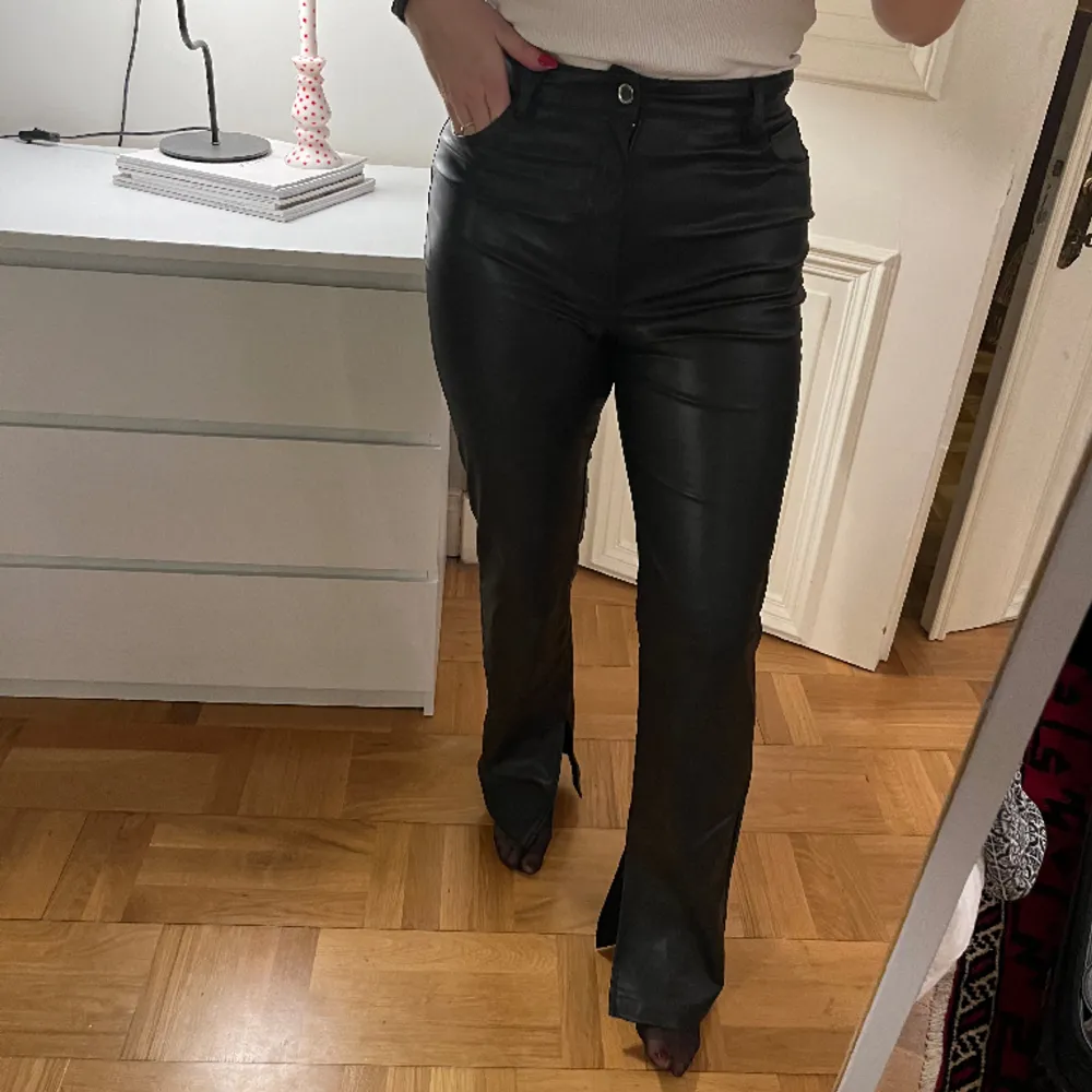 Från zara! Långa med slits nertill. Använda 1 gång . Farkut & Housut.