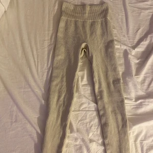 Träningsbyxor  - Beiga träningstights från lager 157. Aldrig använda då dom var för små. Väldigt höga i midjan men går att vika ner och de ser bra ut