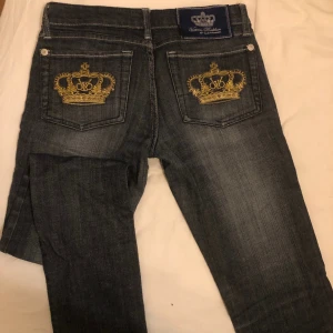 Victoria Beckham jeans - Raka jeans lowwaist marinblå från Victoria Beckham med guldiga detaljer på bakfickorna
