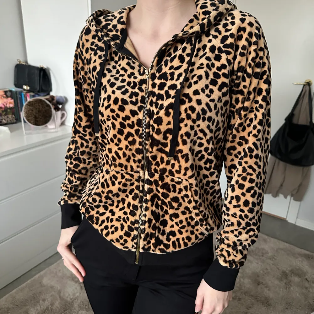 Juicy couture i leopard som tyvärr inte kommer till användning, köpt för cirka 900kr (Finns ej kvar i deras sortiment) . Hoodies.