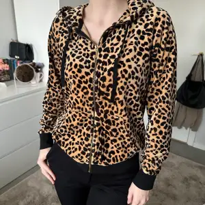 Juicy couture i leopard som tyvärr inte kommer till användning, köpt för cirka 900kr