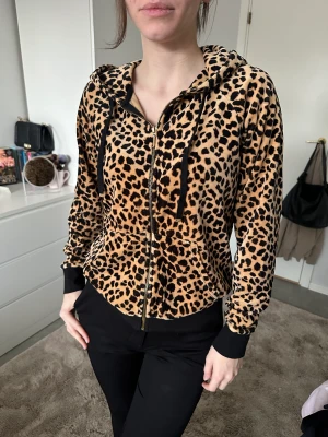 Juicy couture  - Juicy couture i leopard som tyvärr inte kommer till användning, köpt för cirka 900kr (Finns ej kvar i deras sortiment) 