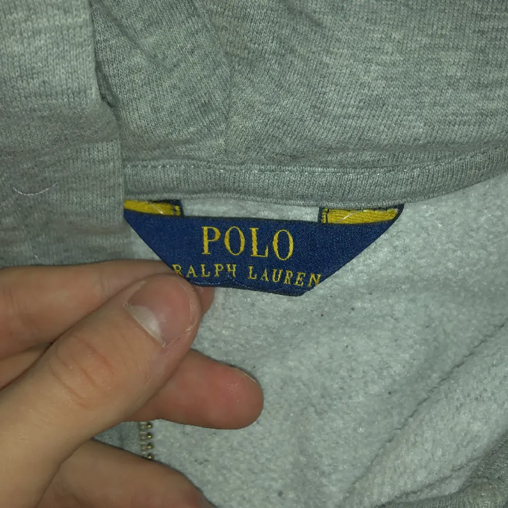 Hej säljer min zip up hoodie från polo raulph lauren jag har slutat använda den för den har blivit för liten för mig så hoppas den hittar en ägare den är i bra skick hör av er om mer info . Hoodies.