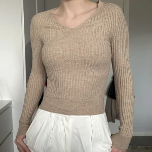 Beige tröja - En vacker beige tröja som inte kommer till användning tyvärr och säljer nu för 100kr 