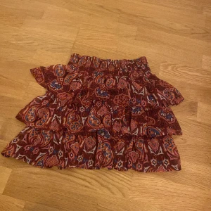 Söt volangkjol  - Volangkjol ifrån Lindex. Är barnstorlek men passar mig som är XS