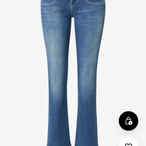 Ltb jeans - Säljer mina ltb jeans i modellen Valerie och storlek 24/32. De är knappt använda. Kan tänka mig att byta mot något i samma prisklass men säljer helst! Helt slutsålda 🩷 Möts helst upp i Stockholm.