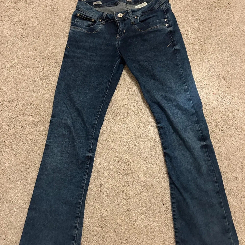 Säljer dessa fina jeans då dom är lite korta på mig🥰 det är bara att komma privat för fler bilder på jeansen. Jeans & Byxor.