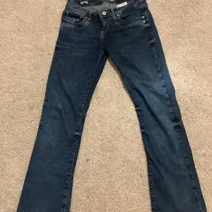 Säljer dessa fina jeans då dom är lite korta på mig🥰 det är bara att komma privat för fler bilder på jeansen