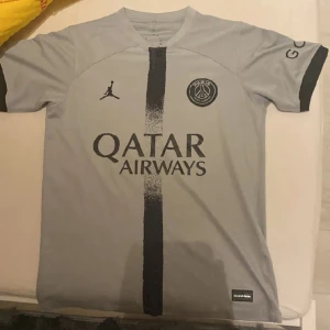 PSG tröja - Hej säljer min neymar tröja som är väldigt snygg, säljer på grund av att jag inte använder den längre.Den är i mycket bra skick. Storleken är S men passar M också.