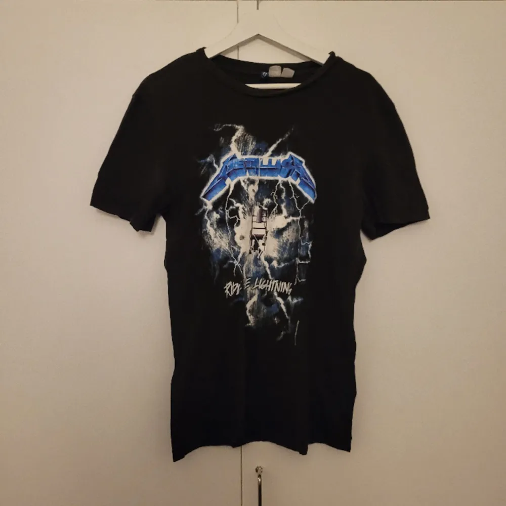 En svart Metallica T-shirt i fint skick. Tryck på både framsidan och baksidan. Storlek XS, men passar även till de som har storlek S. . T-shirts.