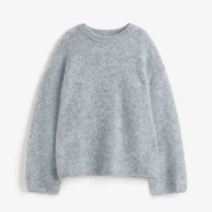 Stickad mohair tröja - Osäker om första bilden är samma modell som jag har, tog den närmaste jag kunde hitta!💓Kan skicka egna vid förfrågan🤍