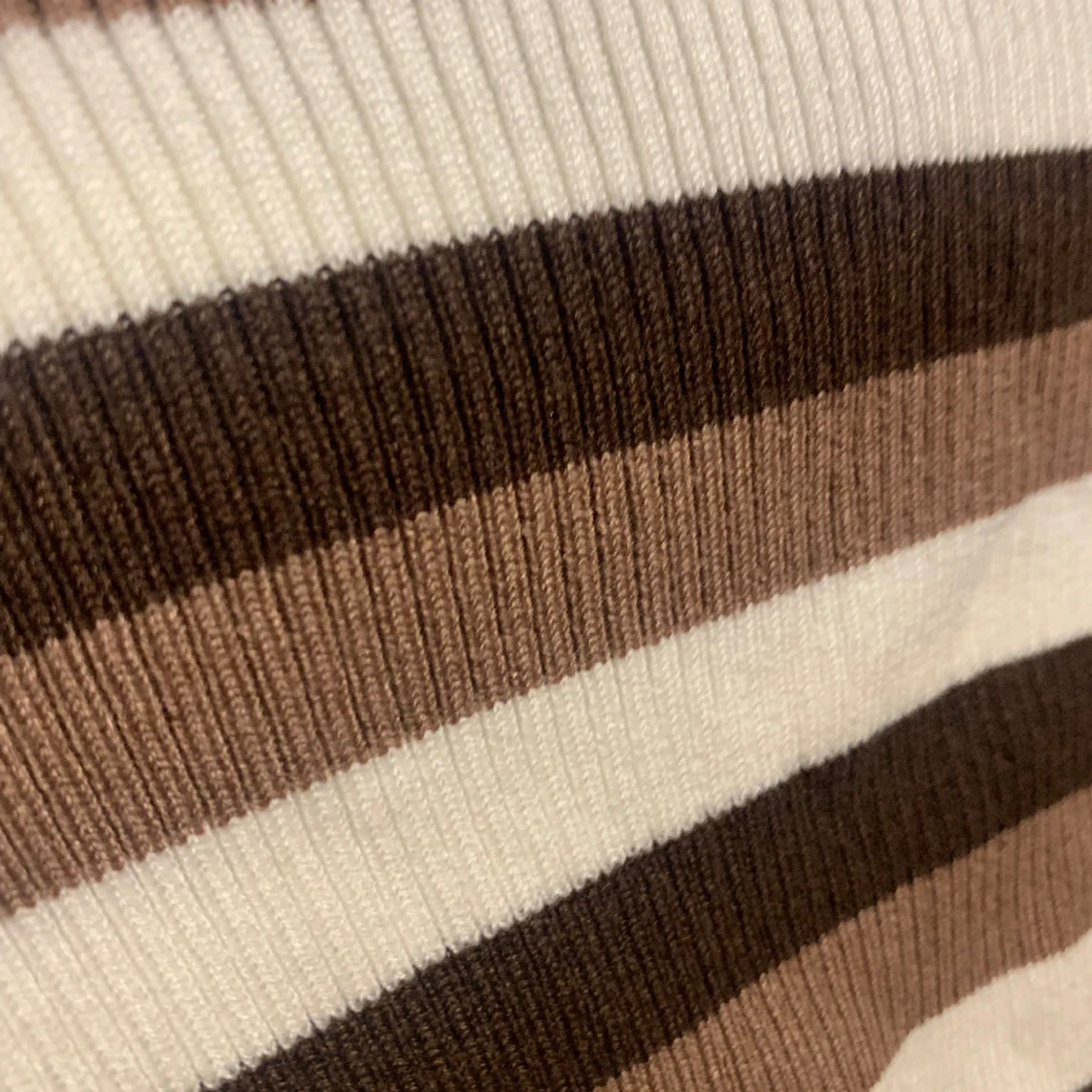 Croppad topp med band runt nacken - 90