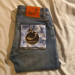 Jacob Cohën Jeans - Tja säljer nu mina cohen jeans då dem tyvärr blivit försmå. Köpta av en polare som endast testat dem samt köpta för 4500kr sparsamt använda. Skick 9,8/10. Passar mig pyttrlite för litet och är 184cm så 182 och neråt så passar dem dig.