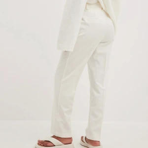 Vita kostymbyxor 42 - Mitt pris: 299 Inköpspris: 549 Säljer då jag missade sista datumet för retur. Dessa är därmed helt nya med prislapp kvar. Vita i en rak modell.   Storlek 42/L-XL