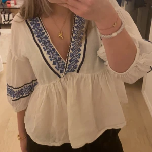 zara blus  - säljer denna skitsnygga eftertraktade blus från zara som ger lite greece inspo. helt slutsåld, passar xs-m men vet inte storlek exakt då lappen är borta. inga defekter eller tecken på användning🩷