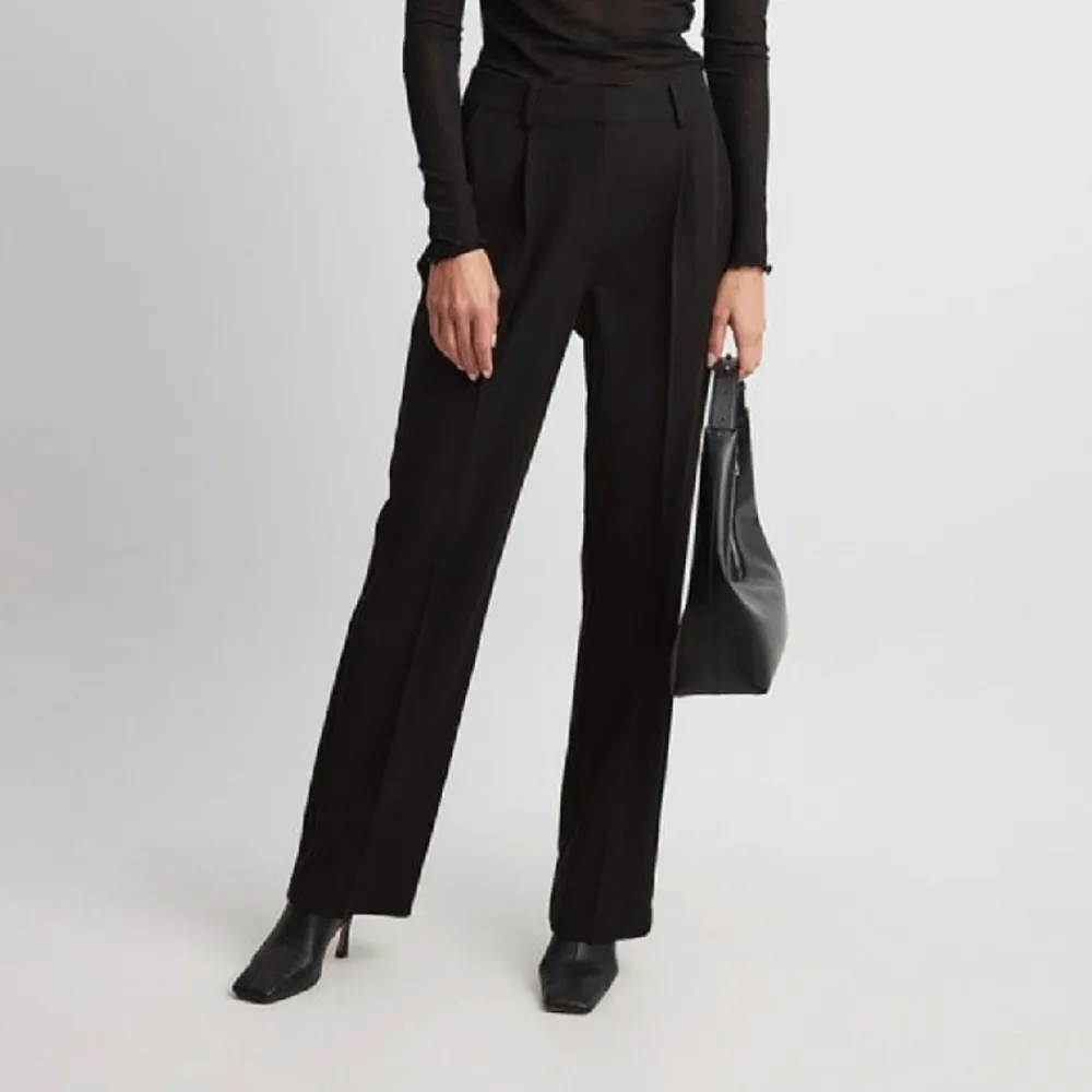 Världens viktigaste plagg i garderoben!! Svarta kostymbyxor från NA-KD☺️. Jeans & Byxor.