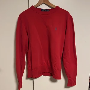 Ralph Lauren tröja stl M  - Säljer nu denna Ralph Lauren tröjan i stl M. Det är i mycket fint skick och mycket sparsamt använd. Jag är 188 cm. Vid fråga och det bara och skriva. 