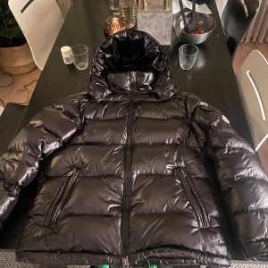 Moncler maya jacka  - Tjena, jag säljer min jacka. Det är en fin jacka som man kan ha på vintern, våren och hösten. Det är svart färg och storlek 2/Medium. Finns och hämta i höör. Mvh