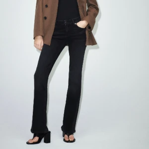 Lågmidjade bootcut jeans  - Säljer mina lågmidjade bootcut jeans i storlek 40, då de är lite stora för mig🤍