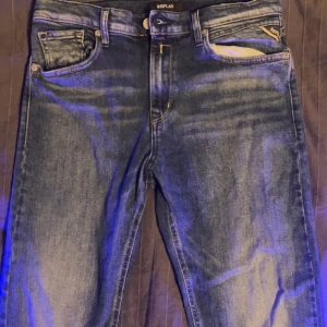 Replay Jeans - Replay Jeans i storlek 166cm. Perfekt passform med högkvalitativ denim för bekvämlighet och hållbarhet. Utmärkt skick(10/10) då dessa är oanvända.  De köptes för 999kr alltså är 449kr för dessa ett kap. Priset är ej hugget i sten och byten går även bra.🤝💰