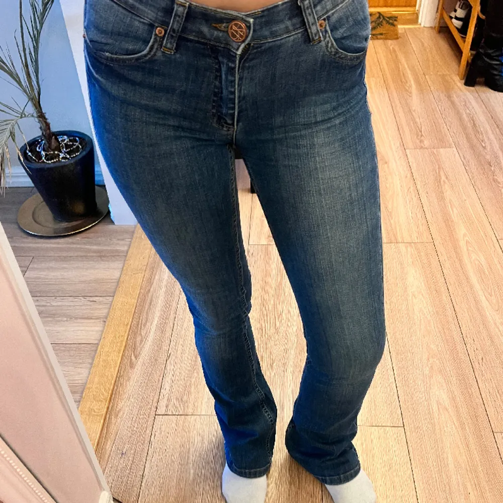 Jeans i mellanlåg midja från 2ND ONE. Storlek W25. Sitter superbra, lite långa på mig som är 160. . Jeans & Byxor.