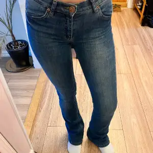 Jeans i mellanlåg midja från 2ND ONE. Storlek W25. Sitter superbra, lite långa på mig som är 160. 