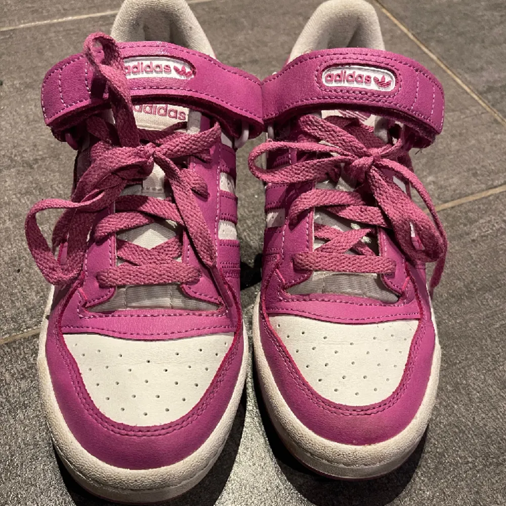 Jättefina rosa adidas skor, köpt från zalando😊enda negativa är dom är lite smutsiga på kanten och lite nopprig inuti men inget man stör sig på . Skor.