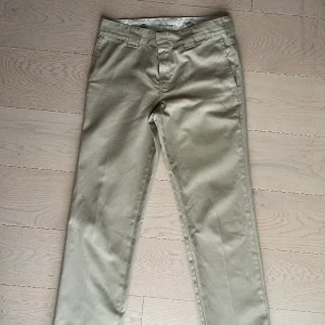 Dickies chinos - Storlek M. Modell slim straight. Inga större täcken på användning. Pris kan diskuteras