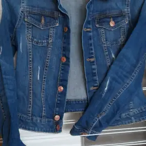 Väldigt fin och figurformat jeans jacka för tjejer 