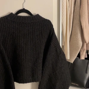 Stickad tröja  - Jätte söt stickad tröja köpt från Gina för 400, nästan aldrig använd då den är lite stor för mig. Så inga skador m.m. 