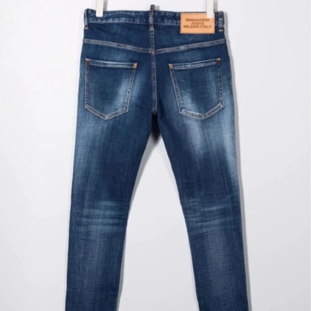 Snygga jeans från dsquared2 köpta på miinto för nått år sen. Kvitto finns, skick 9/10. Italiensk storlek men ca 176/S Passar mellan 170-180. Jeans & Byxor.