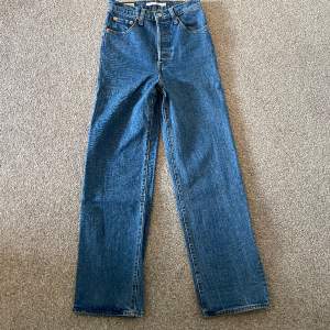 - Levi’s jeans från Carlings  - Modell: Ribcage straight  - Fint skick - Storlek: 25