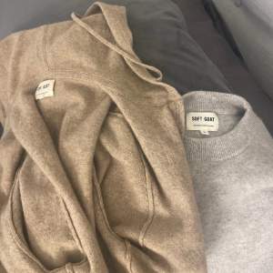 Två tröjor från märket softgoat, den beiga köptes för 2500 kr och säljs för 1500 kr och den grå 500 kr  ❌GRÅ SÅLD❌