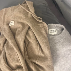 Soft Goat tröjor - Två tröjor från märket softgoat, den beiga köptes för 2500 kr och säljs för 1500 kr och den grå 500 kr  ❌GRÅ SÅLD❌